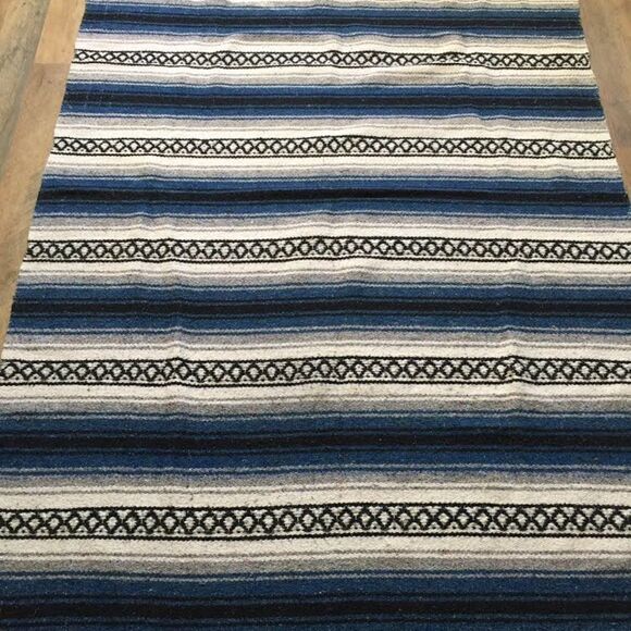 Aztec Pattern Design Throw Rug Blanket Unmarked - Picture 8 of 8